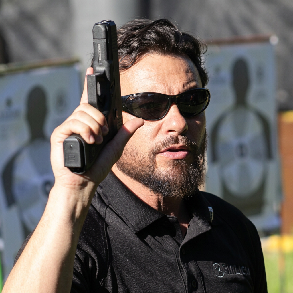 Maik de Paula, instrutor de tiro
